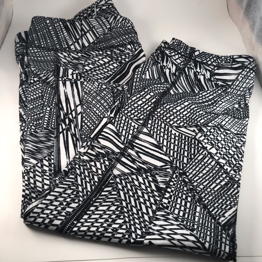 SALE! Under Armour leggings in black and white